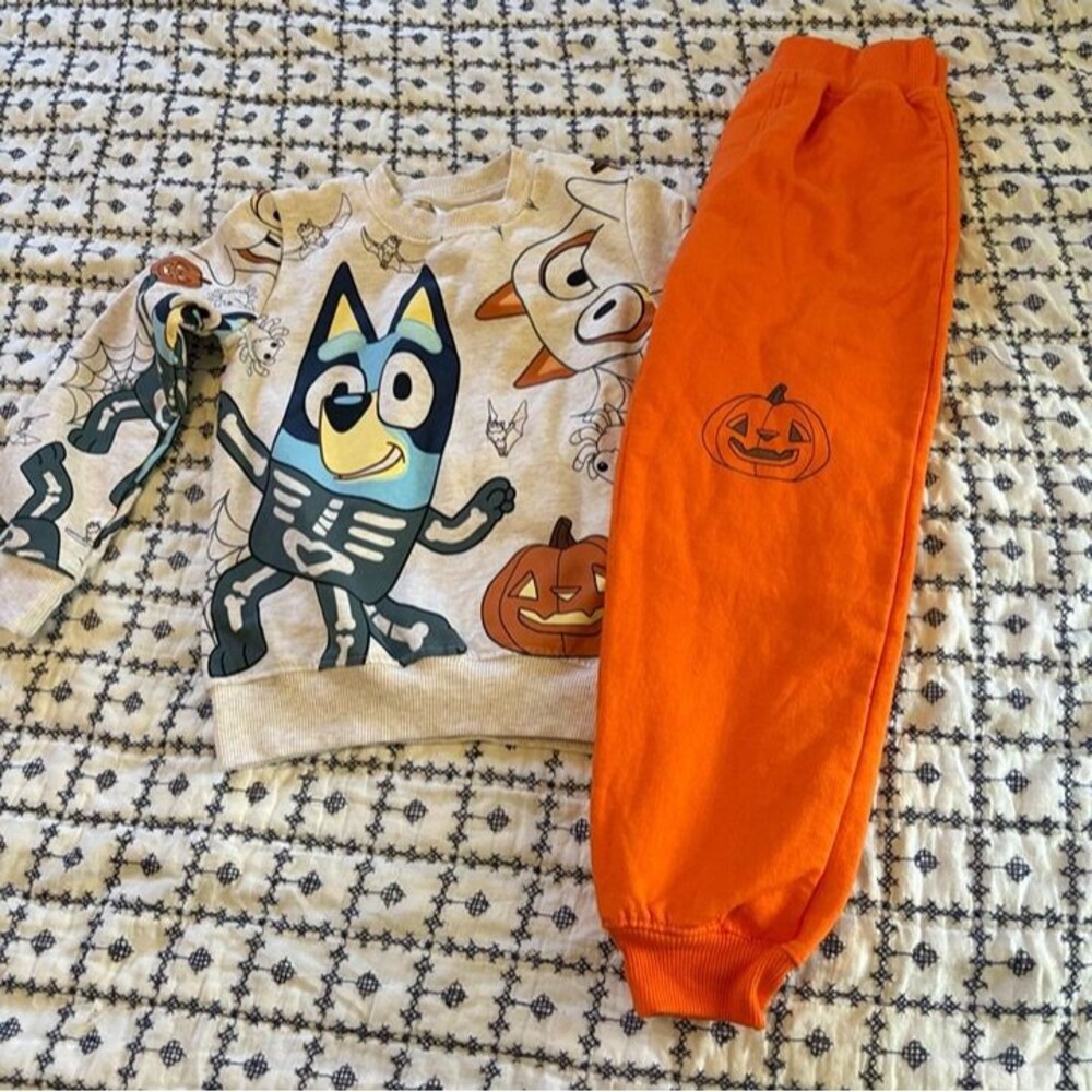 Bluey Bingo skeleton Ghost Halloween 2 piece set. NWOT 5T.